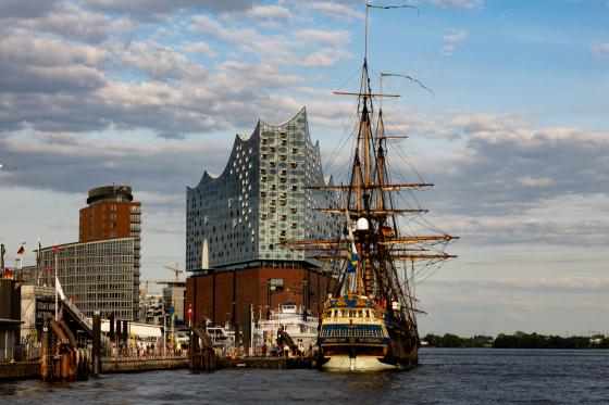 Elbphilharmonie in Hamburg mit Schulschiff