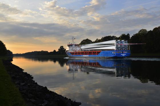 Transport von Windrädern, Nord-Ostsee-Kanal bei Kiel, Deutschland