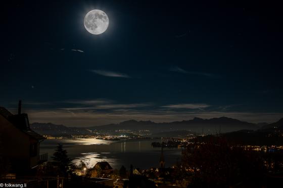 Mond über dem Zürichsee